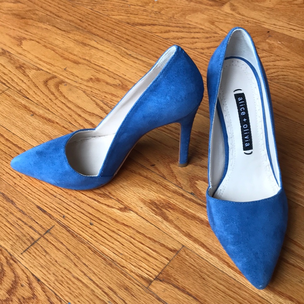 Alice + Olivia suede closed toe blue pumps